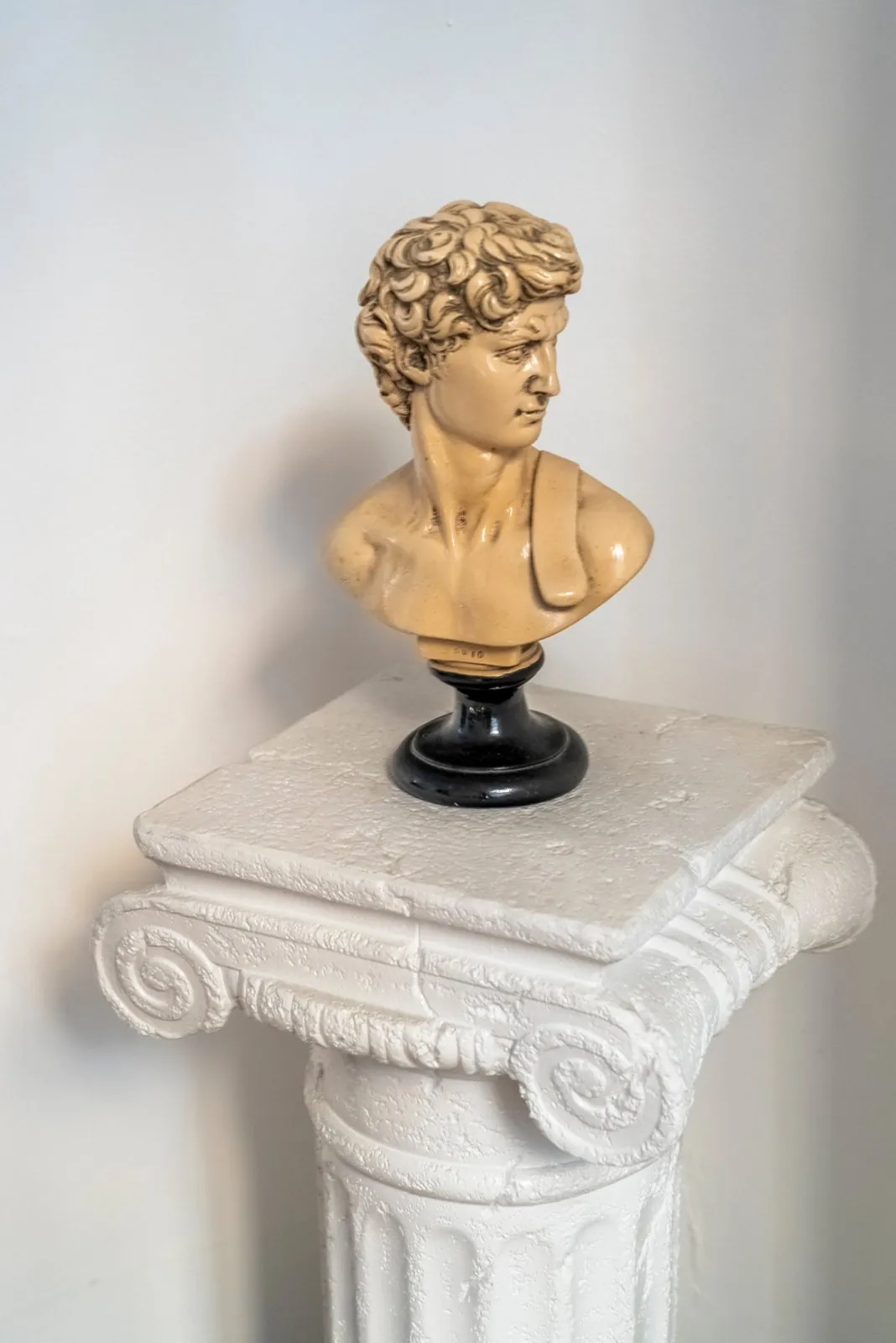 Buste sur une colonne blanche