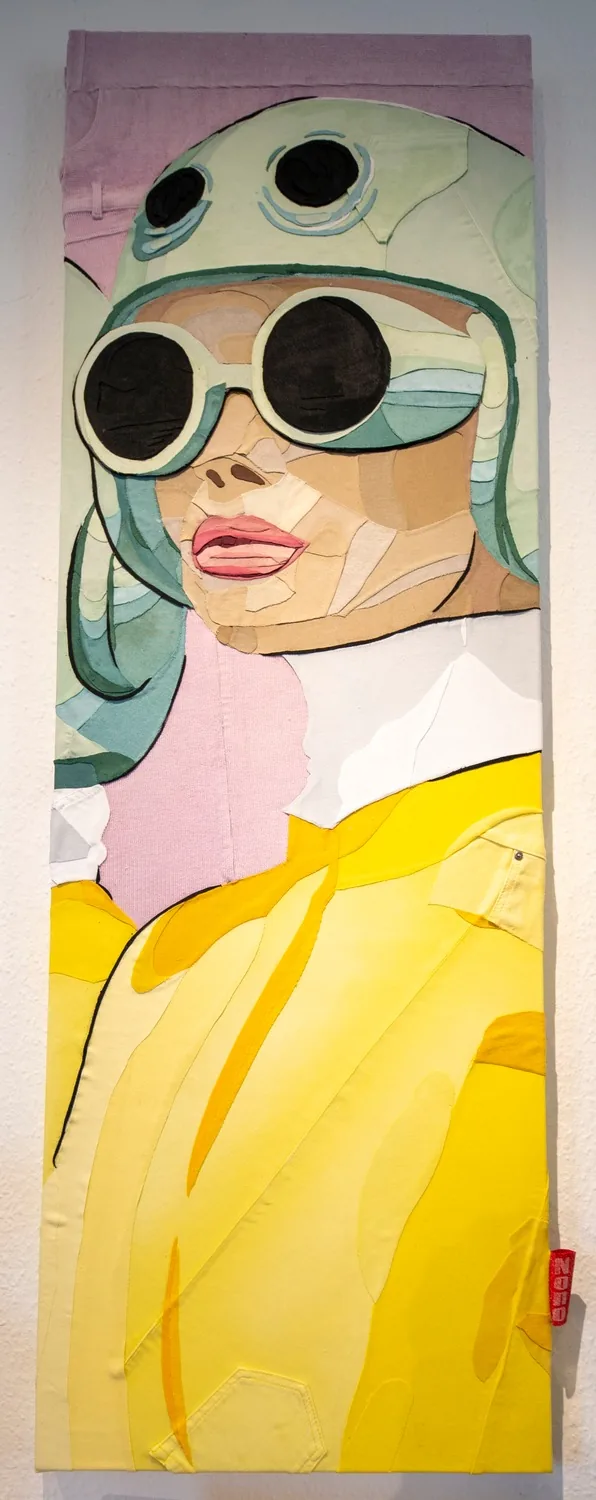 Tableau en jeans coloré, portrait au casque et aux lunettes