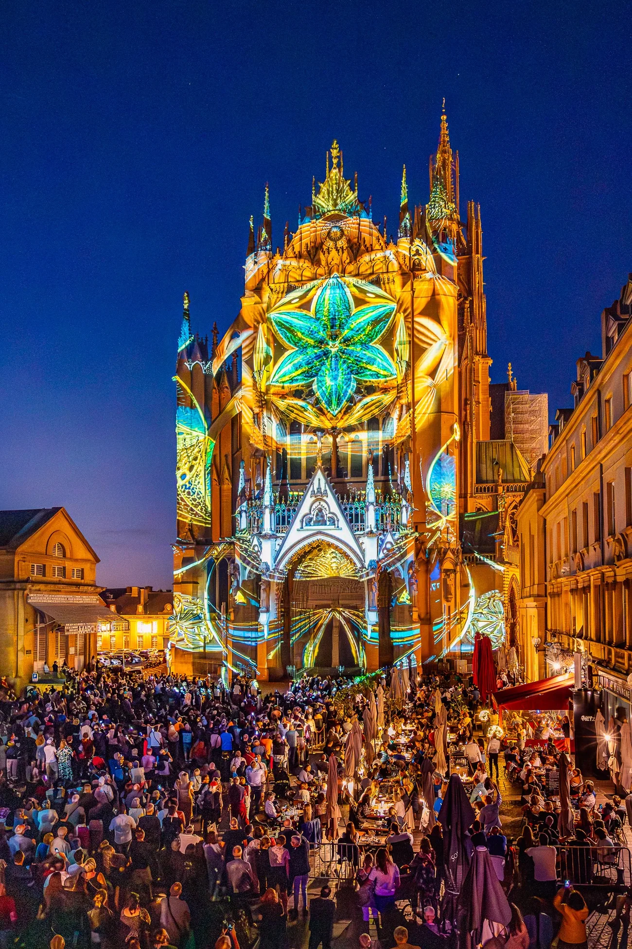 La cathédrale Saint-Étienne illuminée de nuit, place Jean-Paul II