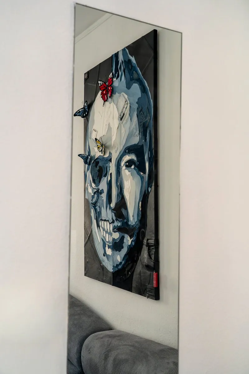 Œuvre contemporaine en jeans