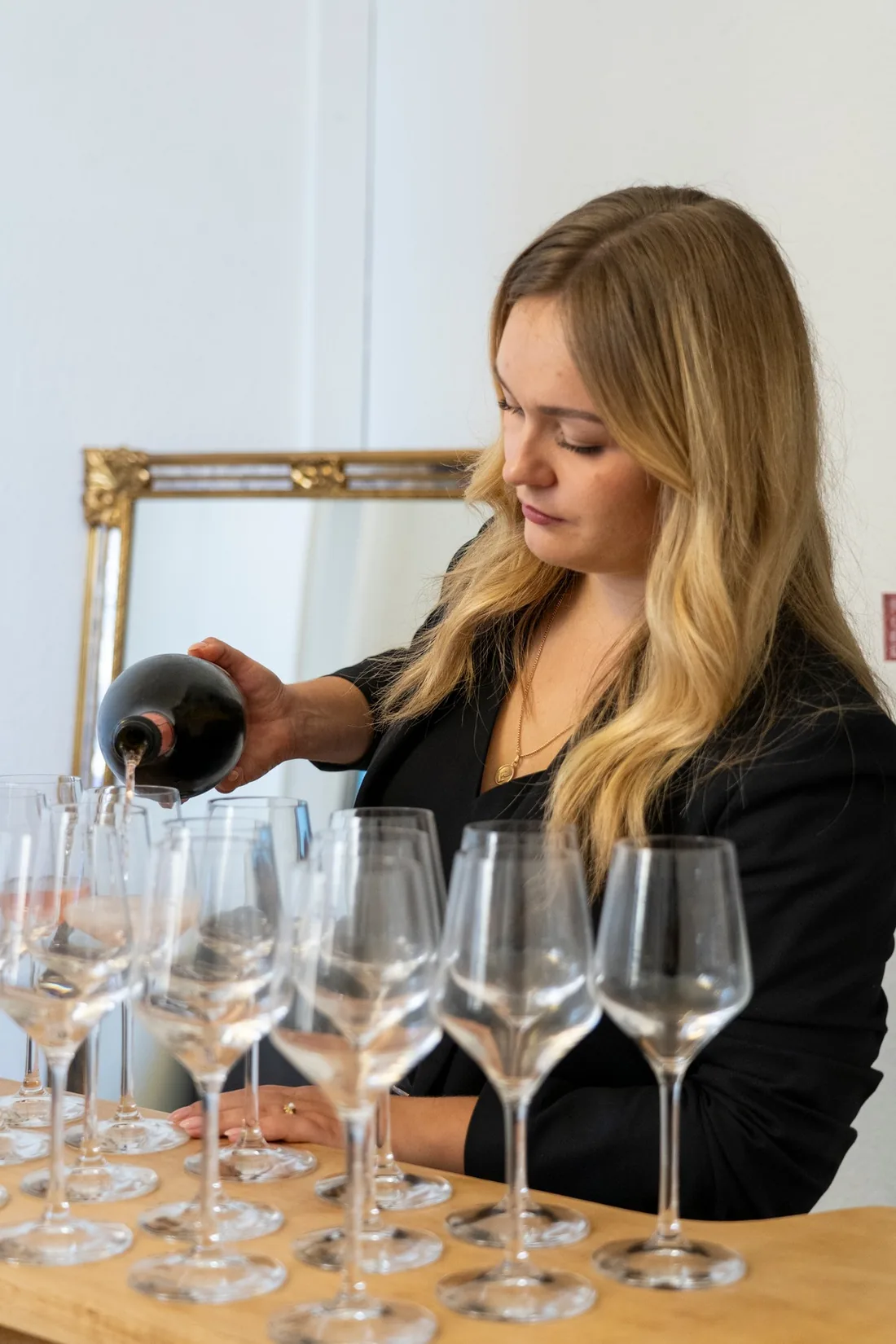 L'ambassadrice sert le champagne lors de l'atelier