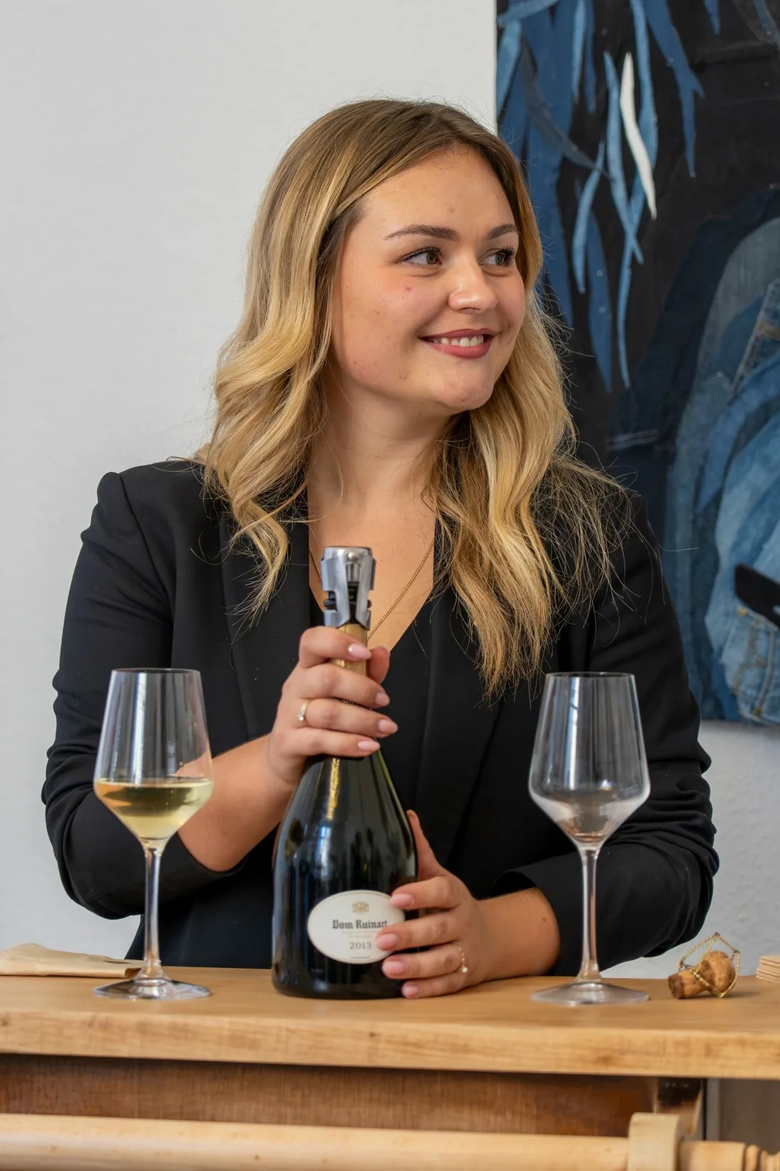 L'ambassadrice de la Maison Ruinart, bouteille en main